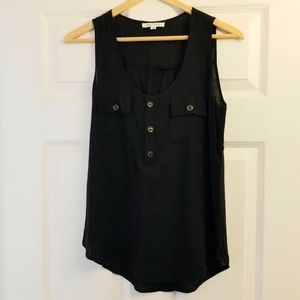 Double pocket scoop neck tank top